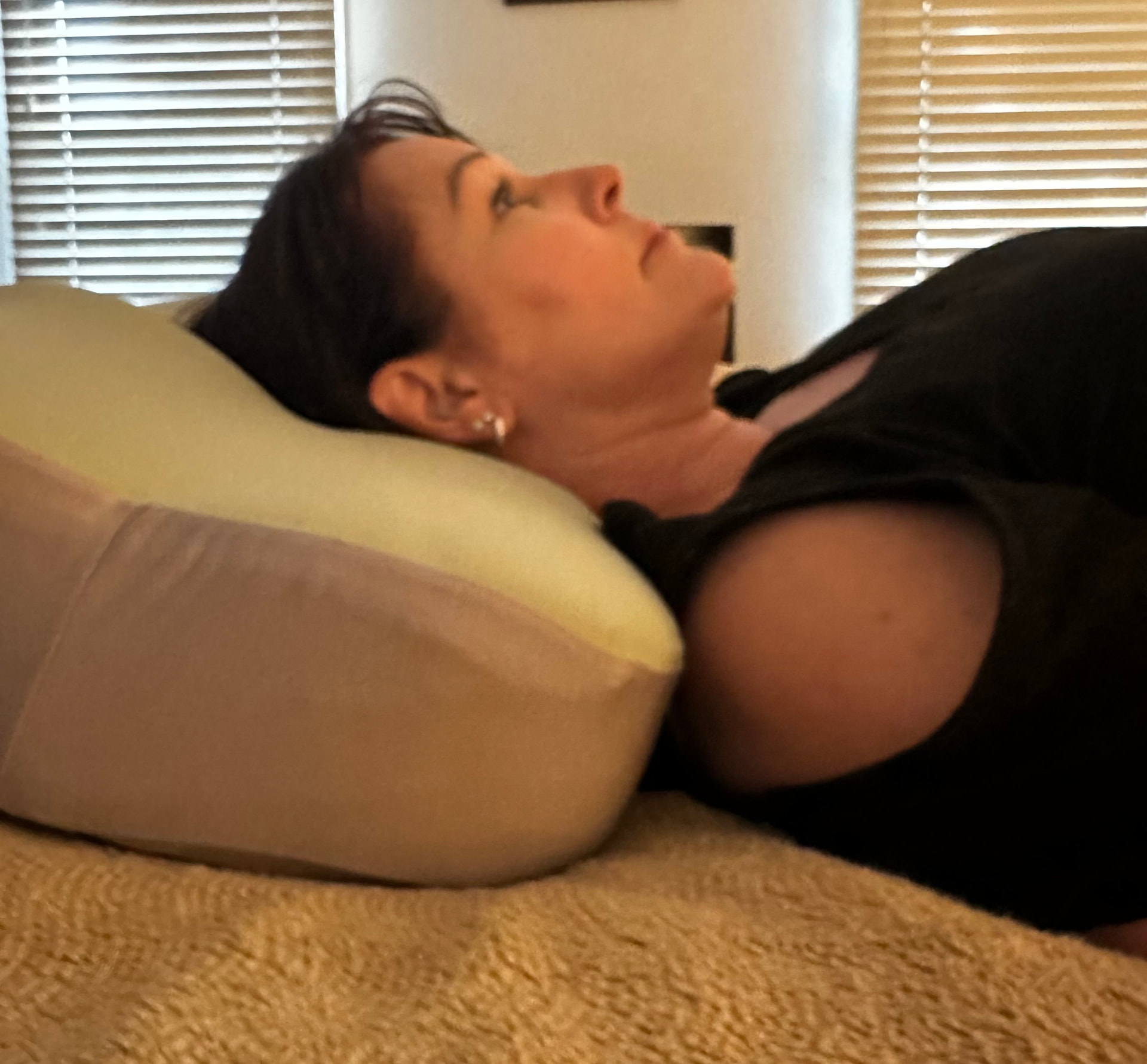 The same kind of pillow with a Crown Lift support insert, holding the head higher